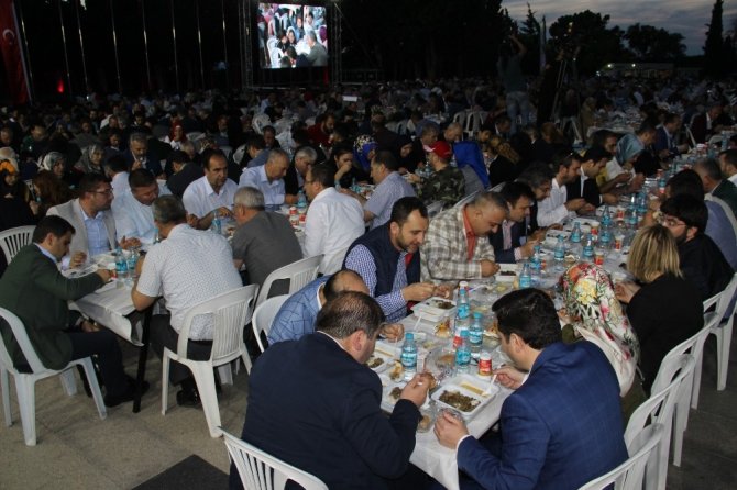 AK Parti İstanbul İl Başkanlığından Şehitler Abidesi’nde iftar