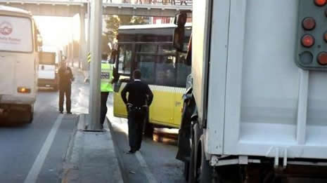 Avcılar'da çöp kamyonu üst geçide takıldı galerisi resim 2