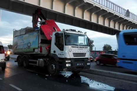 Avcılar'da çöp kamyonu üst geçide takıldı galerisi resim 8