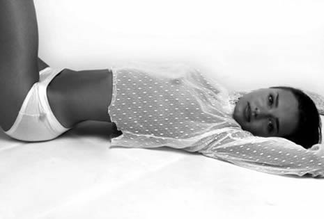 Miranda Kerr çıplak poz verdi galerisi resim 9
