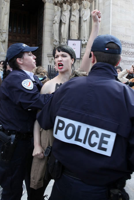 FEMEN bu kez silahlı eylem yaptı galerisi resim 6