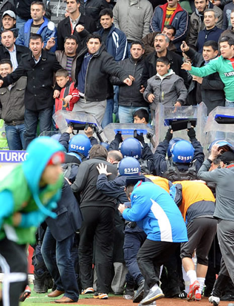 İşte kare kare olaylı Diyarbakır maçı galerisi resim 3