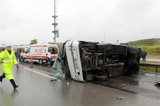 Servis minibüsü kaygan yolda yan yattı 10 yaralı galerisi resim 2