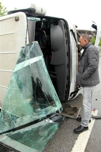 Servis minibüsü kaygan yolda yan yattı 10 yaralı galerisi resim 6