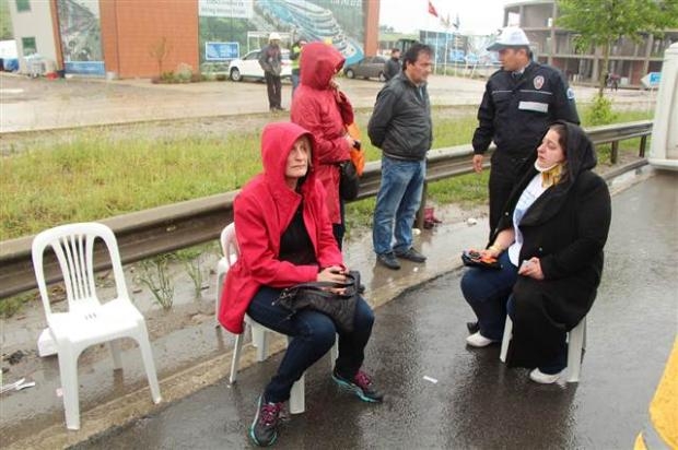 Servis minibüsü kaygan yolda yan yattı 10 yaralı galerisi resim 7