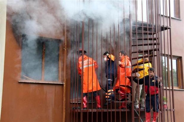 Yangına giden itfaiyeciye büyük şok galerisi resim 5