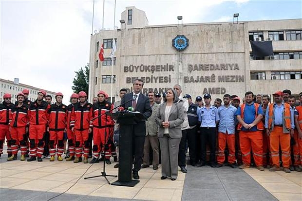 Diyarbakır Belediyesi'ne Soma için siyah bez galerisi resim 13