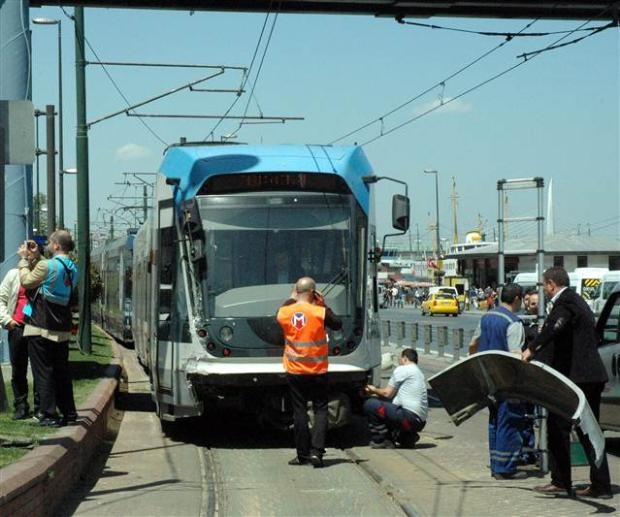 Tramvay ile İETT otobüsü çarpıştı galerisi resim 2