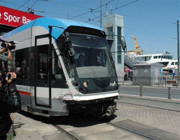 Tramvay ile İETT otobüsü çarpıştı galerisi resim 5