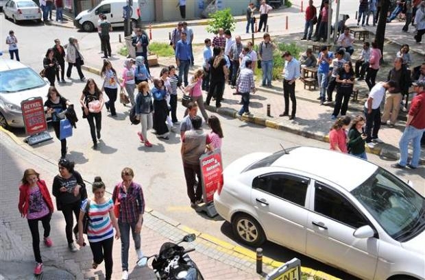 Deprem sonrası halk sokağa döküldü galerisi resim 12