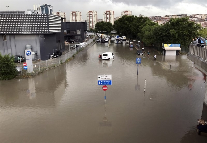 İstanbul'da sağanak yağış sonrası çekilen görüntüler galerisi resim 1