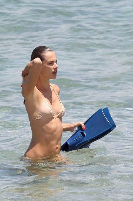 Alessandra Ambrosio plajda galerisi resim 12