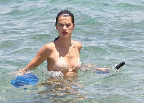 Alessandra Ambrosio plajda galerisi resim 14