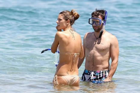 Alessandra Ambrosio plajda galerisi resim 2