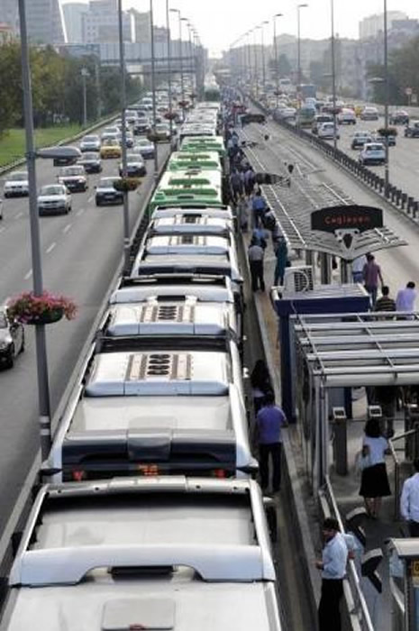 50 Metrobüs arka arkaya dizildi galerisi resim 10