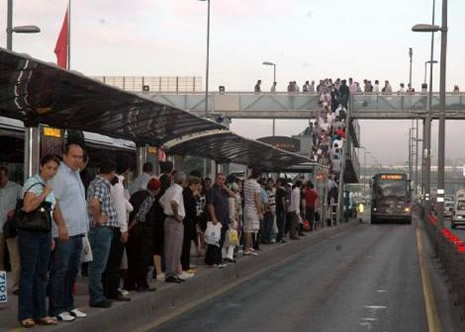 50 Metrobüs arka arkaya dizildi galerisi resim 6