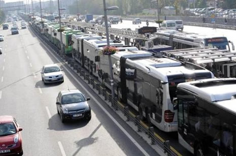 50 Metrobüs arka arkaya dizildi galerisi resim 9