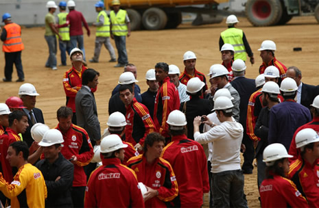 Galatasaraylı futbolcular stada hayran galerisi resim 6