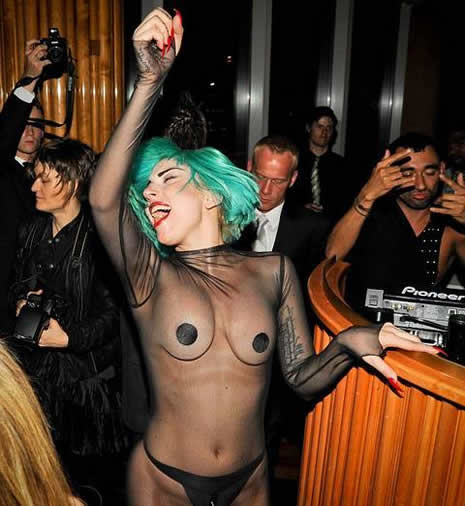 Lady Gaga, giyinmeyi unuttu galerisi resim 1