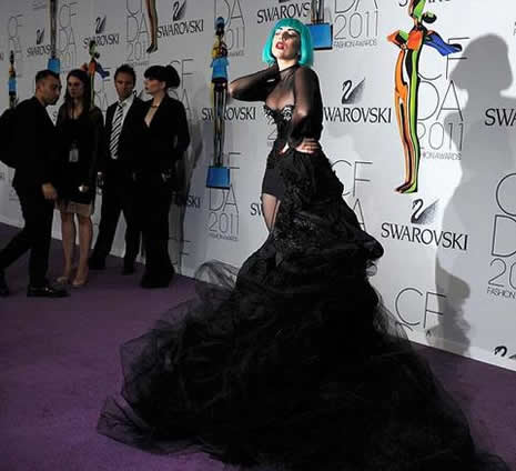 Lady Gaga, giyinmeyi unuttu galerisi resim 11