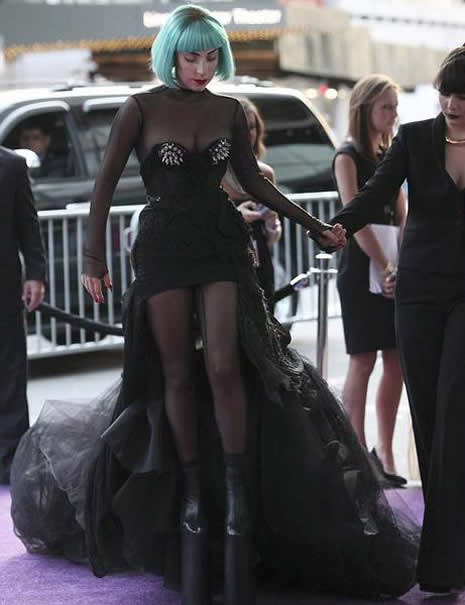 Lady Gaga, giyinmeyi unuttu galerisi resim 2