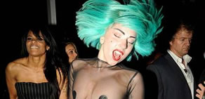 Lady Gaga, giyinmeyi unuttu