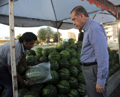 Başbakan Erdoğan'ın karpuz keyfi galerisi resim 4