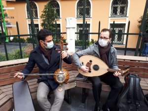 Beyoğlu’nda göçmen sanatçılar farklı enstrümanları çaldı