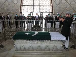 Bakan Çavuşoğlu, Pakistan’ın kurucu lideri Cinnah’ın mezarını ziyaret etti