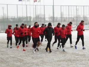 Sivas Belediyespor, kar altında çalıştı