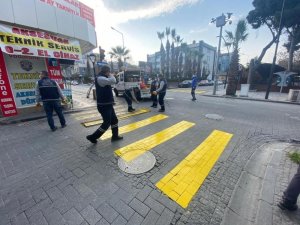 Akhisar’da yaya geçitleri ve ’önce yaya’ ikonları yenilendi