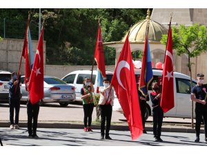 Şırnak’ta vatandaşlar 23 Nisan kutlamalarına balkon ve camlardan eşlik etti