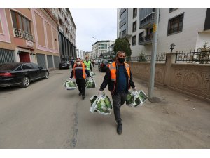 Yeni oluşturulacak orman için tohumlar dağıtılıyor