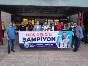 Şampiyon Altuğ Demir’e havalimanında coşkulu karşılama