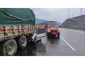 Otoyolda tıra çarpan otomobilin sürücüsü feci şekilde can verdi