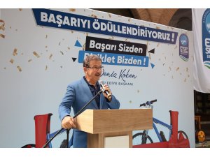 Eyüpsultan’da lise sondaki başarılı öğrencilere bisiklet hediye edildi