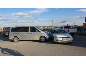 Uşak’ta minibüs otomobille çarpıştı; 8 yaralı