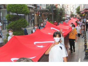 Sinop’ta demokrasi yürüyüşünde 120 metrelik Türk bayrağı açıldı