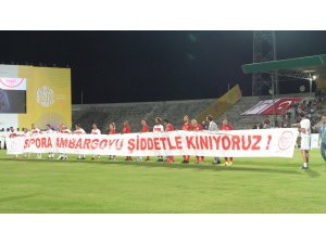 Kıbrıs’ta şöhretler maçında dünyaya mesaj: "Sporda ambargoya hayır"