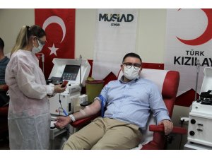 MÜSİAD İzmir’den Kızılay’a kan bağışı