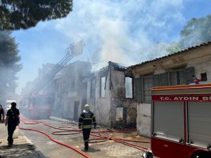 Kuşadası’ndaki yangında metruk bina kül oldu