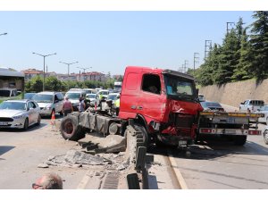 Otomobile çarpmamak için manevra yapan tır karşı şeride geçti