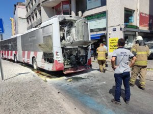 İzmir’de otobüsün motor bölümündeki patlama paniğe yol açtı