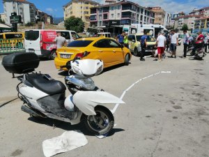 Ticari taksinin motosiklete çarptığı anlar kamerada