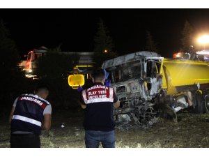 Yoldan çıkan tanker boş arazide alev topuna döndü