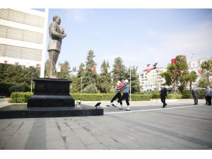 Büyükşehir Belediyesi önünde çelenk koyma töreni