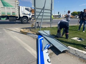 Kamyonun çarptığı minibüs yön tabelasını yıkıp, kaldırıma çıkarak durabildi