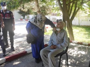 Sitenin bahçesinden kaybolan Alzheimer hastası yaşlı adamı AFAD ve jandarma buldu