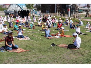 Çocuklar Millet Bahçesi’nde namaz kıldı