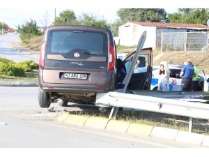 Otomobille çarpışan hafif ticari araç bariyerin üzerinde asılı kaldı: 2 yaralı